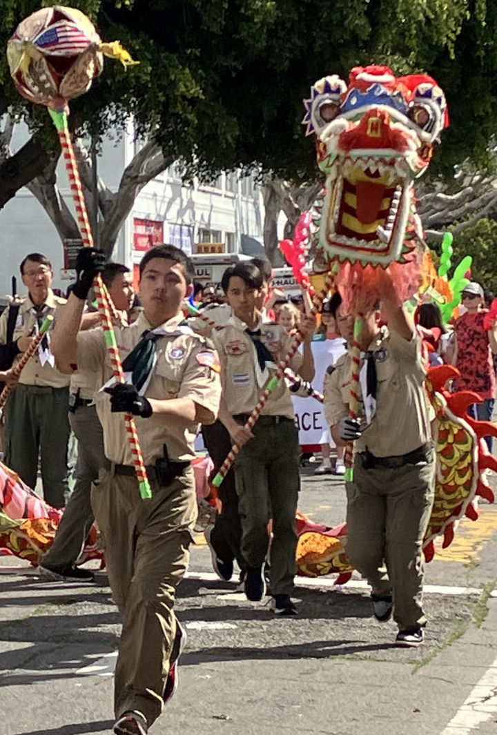 Scouts hold a dragon